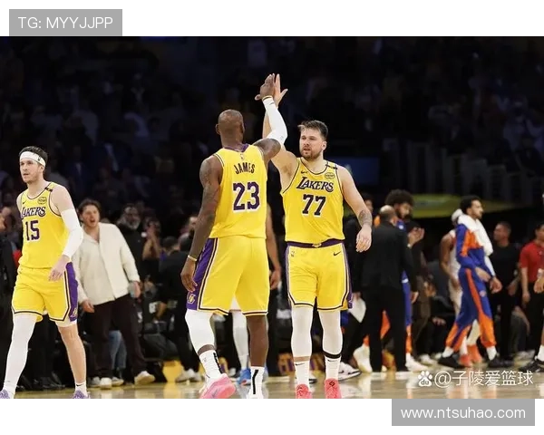 NBA最新动态：詹姆斯与库里同场竞技迎战雄鹿，湖人勇士争夺季后赛席位